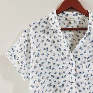 garnet hill | short-sleeve linen button-front shirt in blueberries ↷